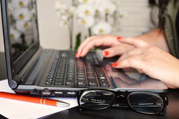 writing an essay using laptop